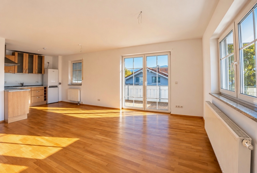 Heller Wohnbereich mit direktem Zugang zum Balkon