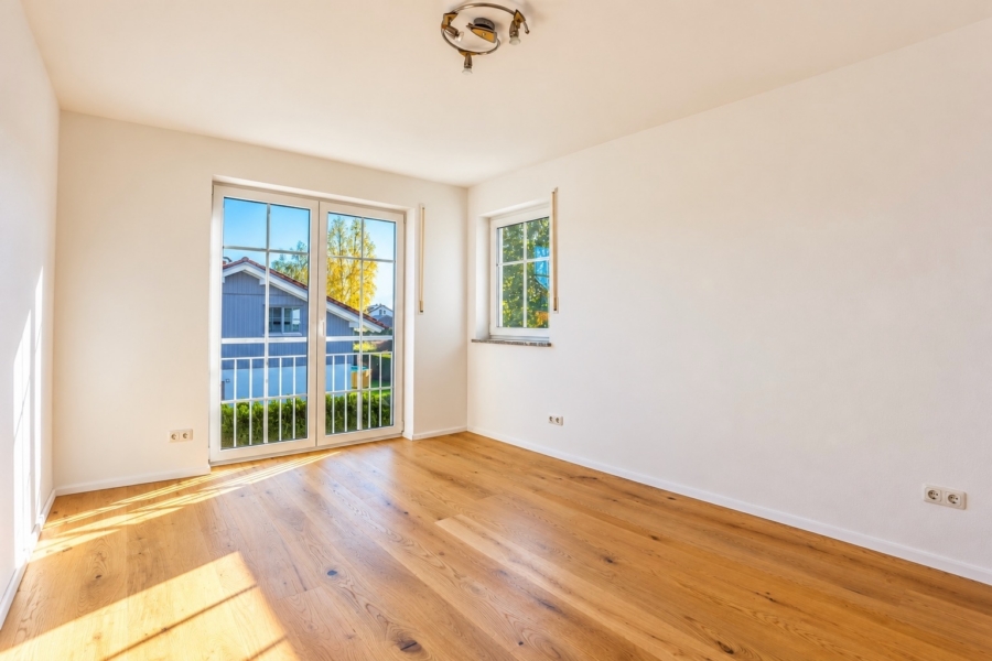 Helles Schlafzimmer mit großzügigen Fensterflächen