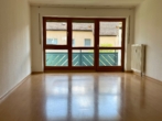 Wohnzimmer mit Zugang zum geräumigen Balkon