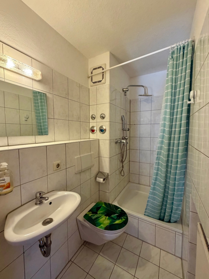 Kleines Bad mit Dusche