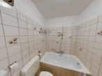 Badezimmer Wohnung 1 - Attraktives Investment: Reihenmittelhaus mit 5 Einheiten & ca. 140 m² Wfl. in Bad Füssing