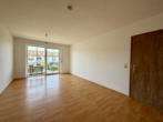 Wohnzimmer Wohnung 4 - Attraktives Investment: Reihenmittelhaus mit 5 Einheiten & ca. 140 m² Wfl. in Bad Füssing