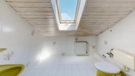 Badezimmer Dachgeschoss - Attraktives Investment: Reihenmittelhaus mit 5 Einheiten & ca. 140 m² Wfl. in Bad Füssing