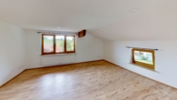 Wohnzimmer - Stilvolle 4-Zimmer-Dachgeschosswohnung im kernsanierten Bauernhaus mit Bergblick