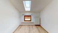 Schlafzimmer/Büro - Stilvolle 4-Zimmer-Dachgeschosswohnung im kernsanierten Bauernhaus mit Bergblick