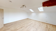 Schlafzimmer/Büro - Stilvolle 4-Zimmer-Dachgeschosswohnung im kernsanierten Bauernhaus mit Bergblick