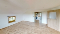 Wohnzimmer - Stilvolle 4-Zimmer-Dachgeschosswohnung im kernsanierten Bauernhaus mit Bergblick