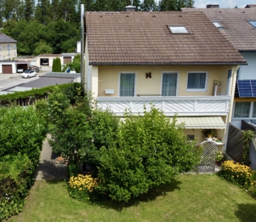 Viel Platz für die ganze Familie – Reihenendhaus mit 165 m² Wohnfläche und grünem Garten, 83301 Traunreut, Reihenendhaus