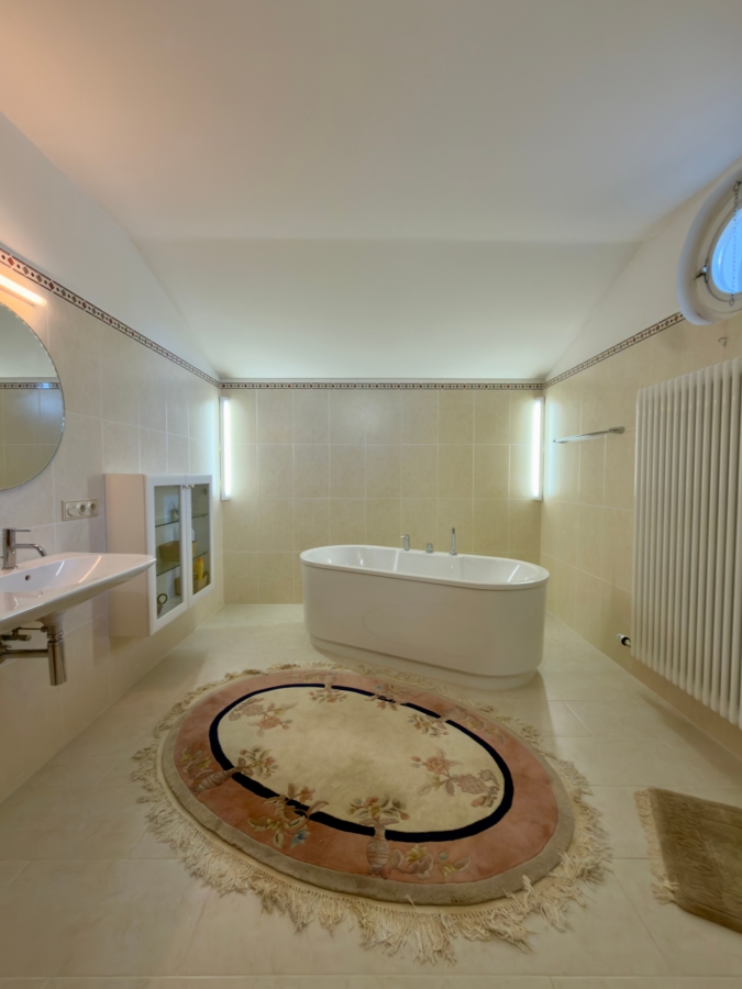 Großzügiges Wellnessbad mit freistehender Badewanne