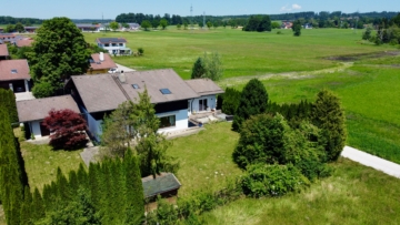 Großzügiges Landhaus in geschützter Randlage – mit freiem Blick über die Wiesen bis in die Berge., 83355 Grabenstätt, Einfamilienhaus