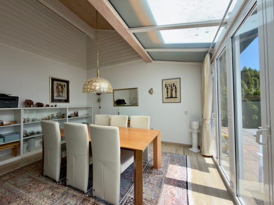Essbereich mit Zugang zur Terrasse