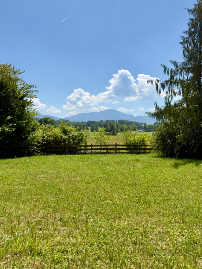 Freier Bergblick vom eigenen Grundstück