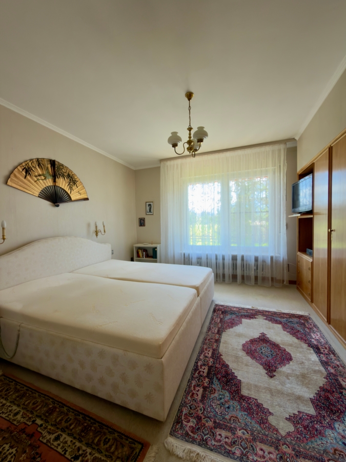 Hauptschlafzimmer mit großzügigem Zuschnitt