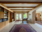 Bibliotheks- und Wohnbereich mit besonderem Ambiente