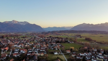 Lichtdurchflutetes, familiengerechtes Eckhaus mit sonnigem Garten und stilvoller Ausstattung -Übersee/Feldwies, 83236 Übersee, Reiheneckhaus