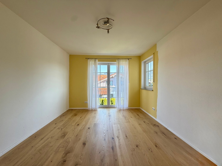 Helles Schlafzimmer mit großzügigen Fensterflächen