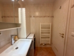 Badezimmer mit Handtuchtrockner und Waschmaschine