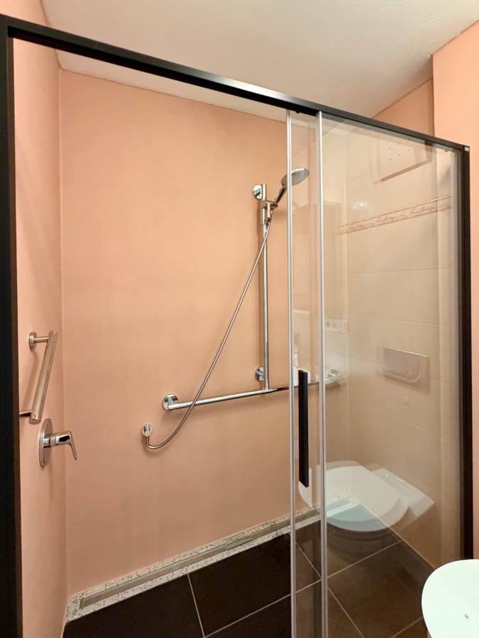 Nahezu bodengleiche Dusche mit Glasschiebetür