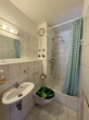 Kleines Bad mit Dusche - Helle 4-Zimmer-Eigentumswohnung mit Südbalkon, Tiefgarage & moderner Aufteilung in Grassau