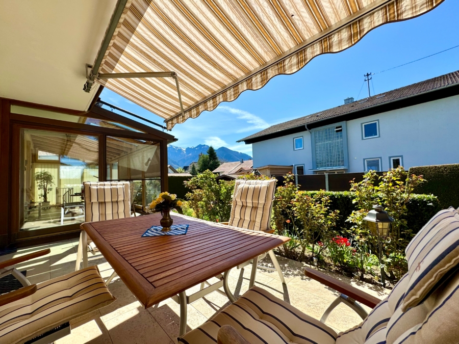 Sonnige Terrasse mit Bergblick