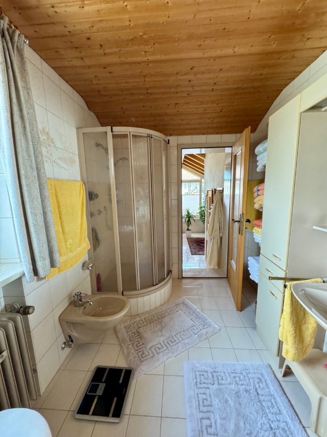 Badezimmer mit Zugang zum privaten Wellnessbereich