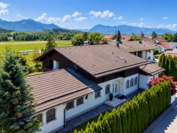 Unverbaubarer Bergblick, viel Charakter: Landhaus mit Einliegerwohnung im Chiemgau, 83355 Grabenstätt, Einfamilienhaus