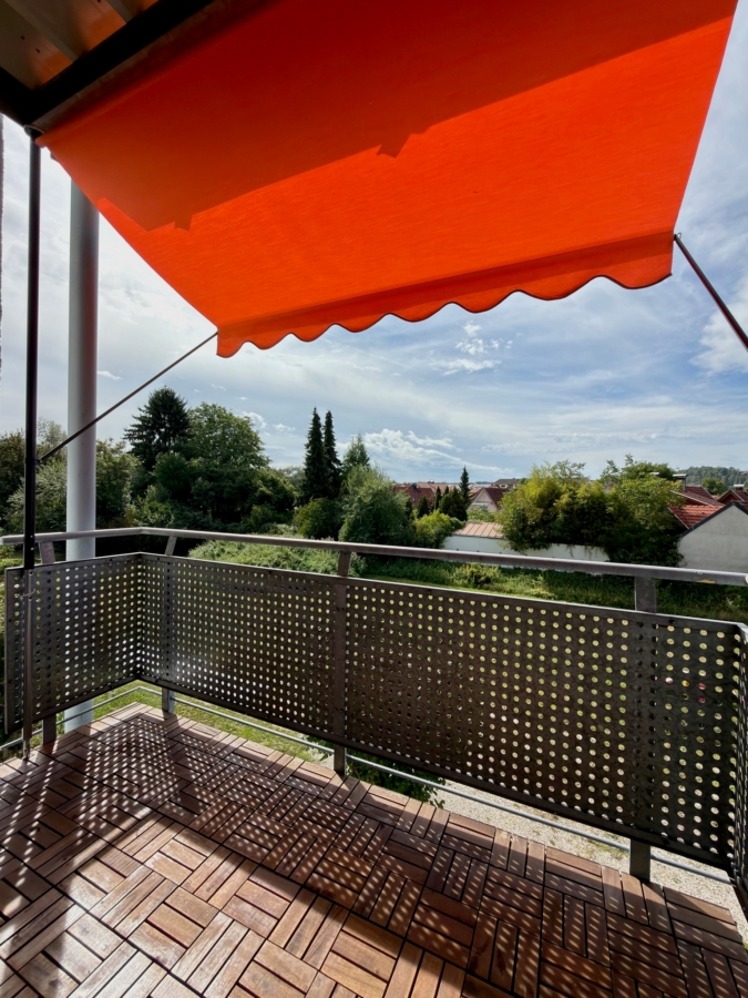 Balkon mit hochwertiger Markise