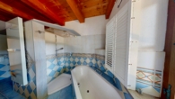 Geräumiges Badezimmer mit Badewanne und Dusche