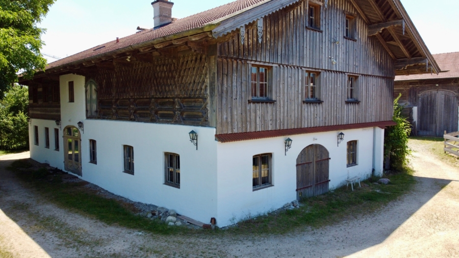 Traditionelle Chiemgauer Hofarchitektur in hochwertiger Bauausführung