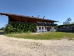 Ruhige Gartenseite mit Blick ins Grüne