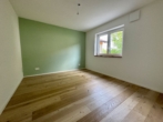 Schlafzimmer - Neubau: Traumhaft lichtdurchflutete vier Zimmer Erdgeschosswohnung in Übersee Feldwies