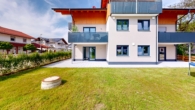 Hausansicht - Neubau: Traumhaft lichtdurchflutete vier Zimmer Erdgeschosswohnung in Übersee Feldwies