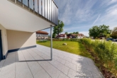 Terrasse Wohnzimmer/Küche - Neubau: Traumhaft lichtdurchflutete vier Zimmer Erdgeschosswohnung in Übersee Feldwies
