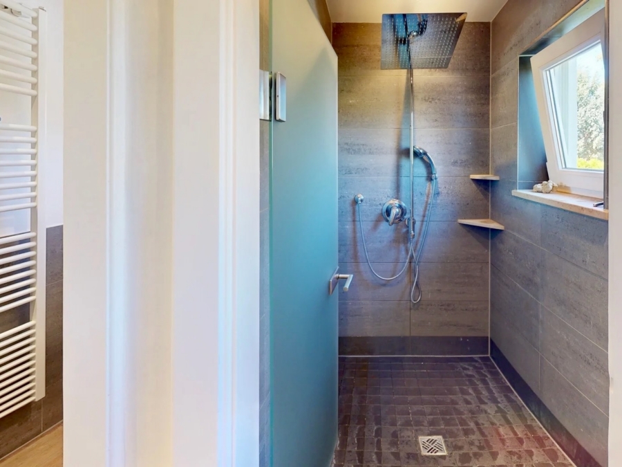 Badezimmer mit WC und Dusche im EG