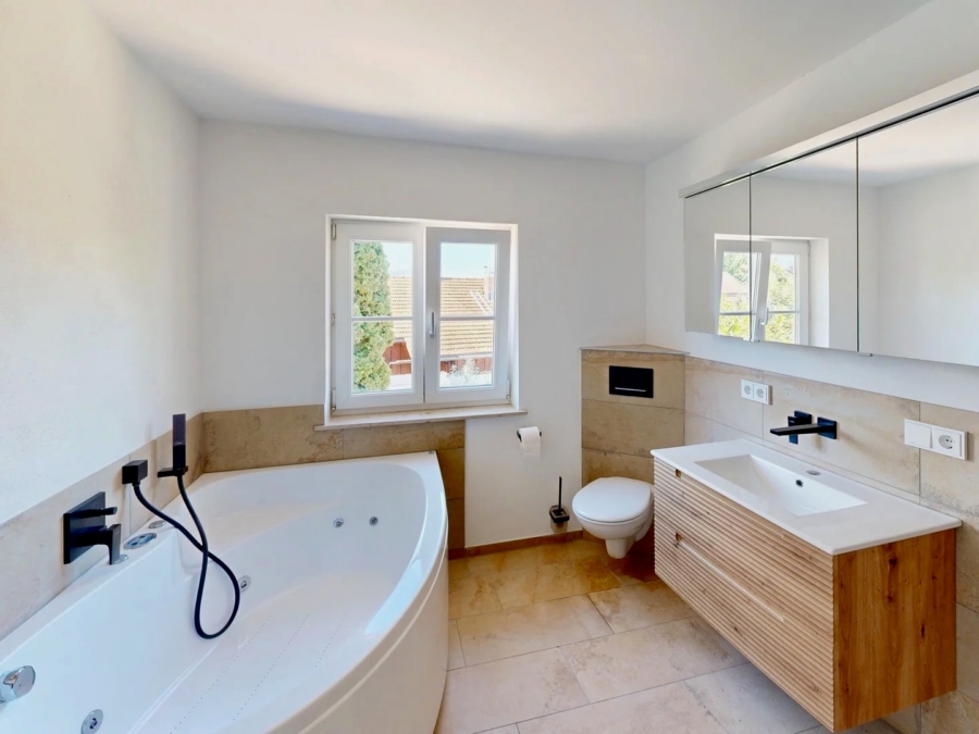 Badezimmer im OG mit Badewanne und Dusche