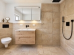 Badezimmer mit Badewanne und Dusche