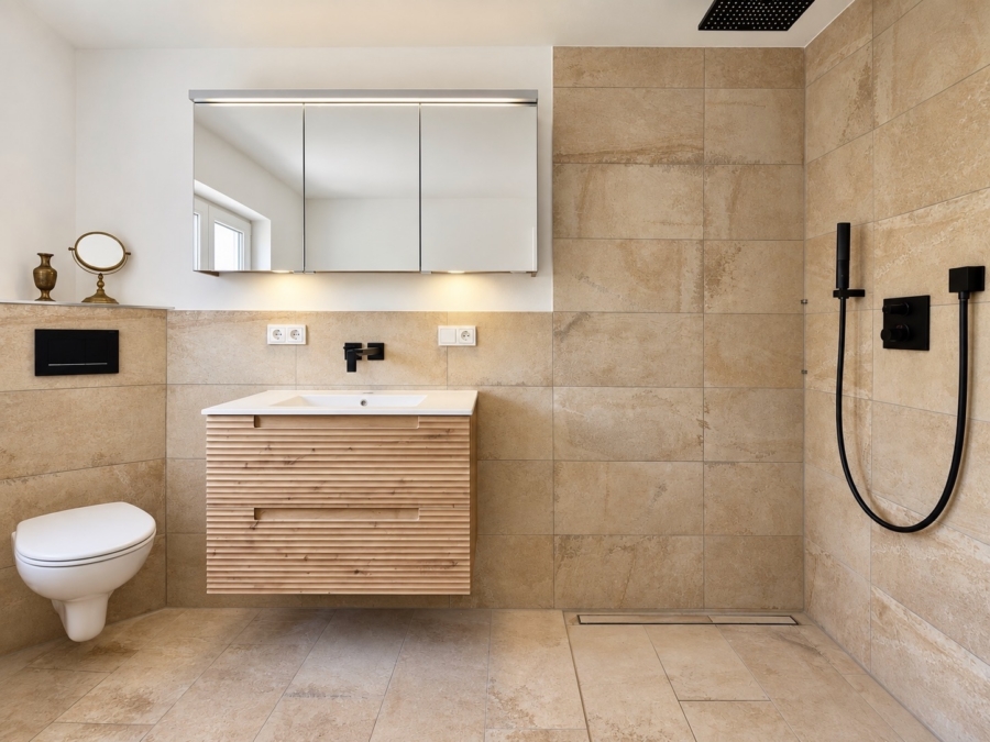 Badezimmer mit Badewanne und Dusche