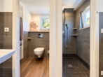 Badezimmer mit WC und Dusche im EG