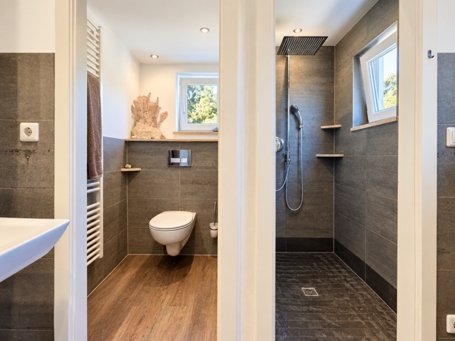 Badezimmer mit WC und Dusche im EG