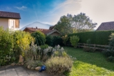 Gepflegter Garten mit Blick auf die Berge