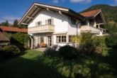 Gartenseite mit Balkonen, Terrasse und eingewachsenem Garten