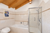 Tageslichtbad mit Wanne und Dusche
