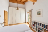 Schlafzimmer mit viel Stauraum