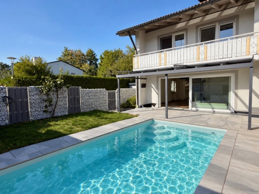 Außenbereich mit Pool
