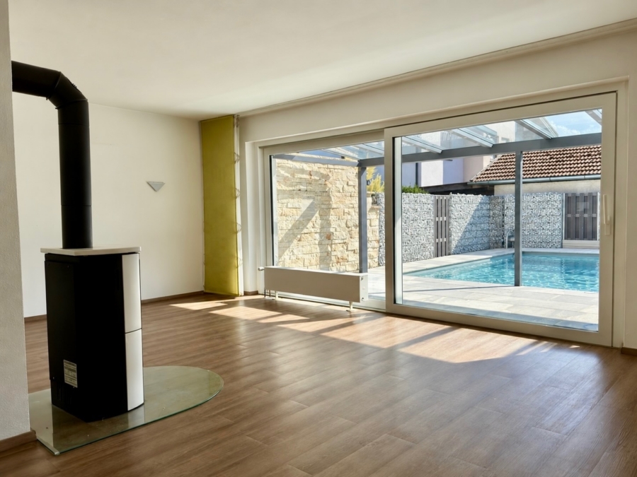 Wohnzimmer mit Gartenblick