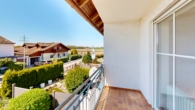 Überdachter Balkon mit Blick ins Wohngebiet