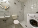 Hauswirtschaftsraum mit Waschmaschinenanschluss und zusätzlichem Badezimmer