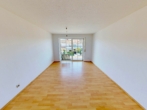 Wohnbereich im Obergeschoss mit Zugang zum Balkon