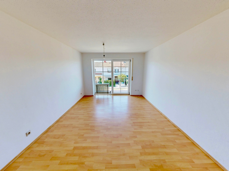 Wohnbereich im Obergeschoss mit Zugang zum Balkon