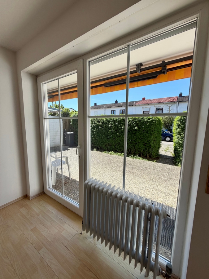 Wohnbereich mit Terrassenzugang und Blick in den Garten